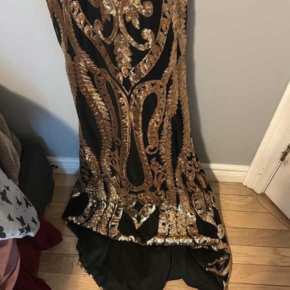 Small black and gold prom dress - Picture 2 of 3